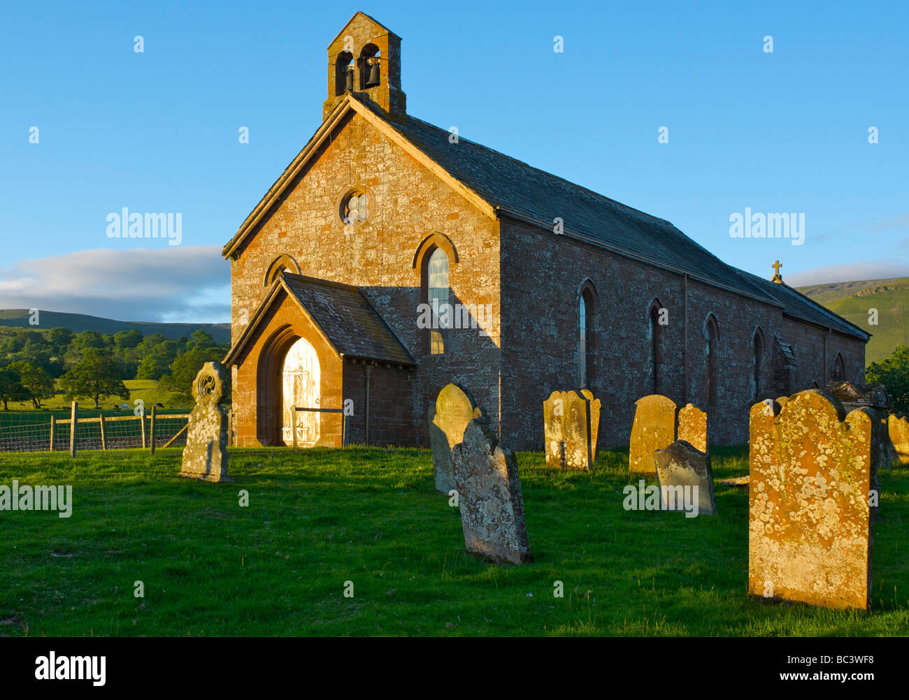 L'église Saint-Laurent, Kirkland, North Pennines, Cumbria UK, avec des collines Pennine à l'arrière-plan Banque D'Images
