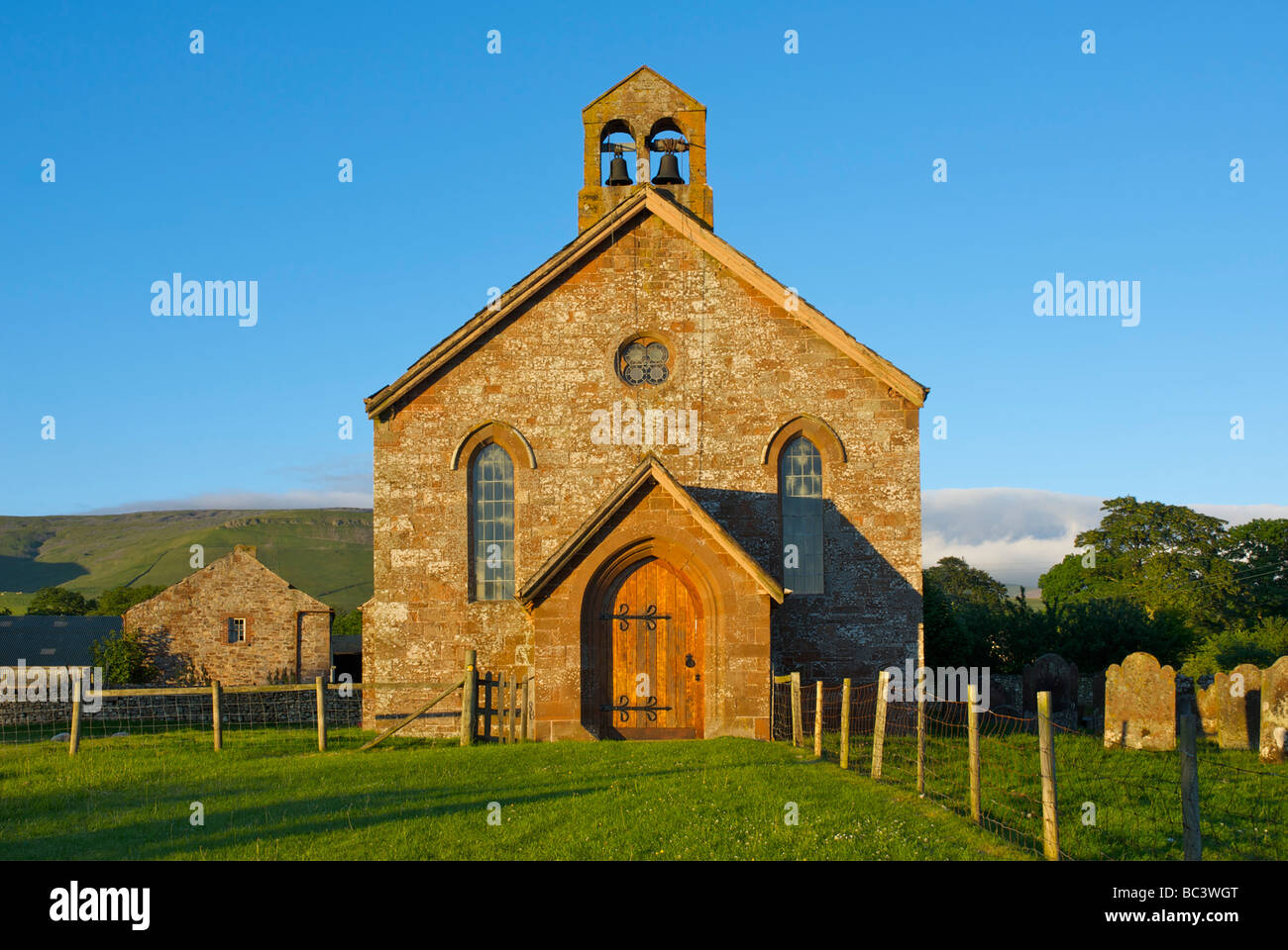 L'église Saint-Laurent, Kirkland, North Pennines, Cumbria UK, avec des collines Pennine à l'arrière-plan Banque D'Images