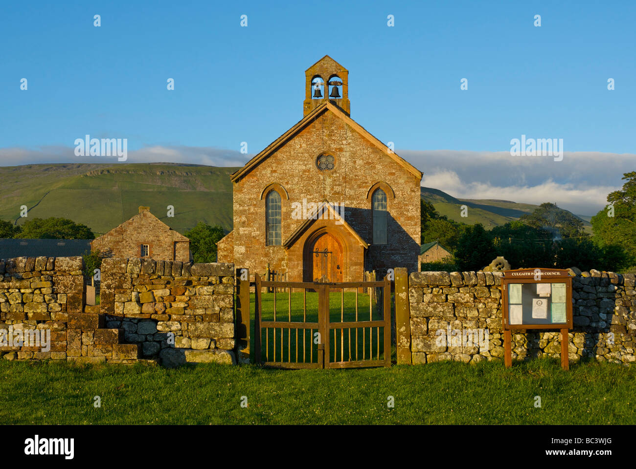 L'église Saint-Laurent, Kirkland, North Pennines, Cumbria UK, avec des collines Pennine à l'arrière-plan Banque D'Images