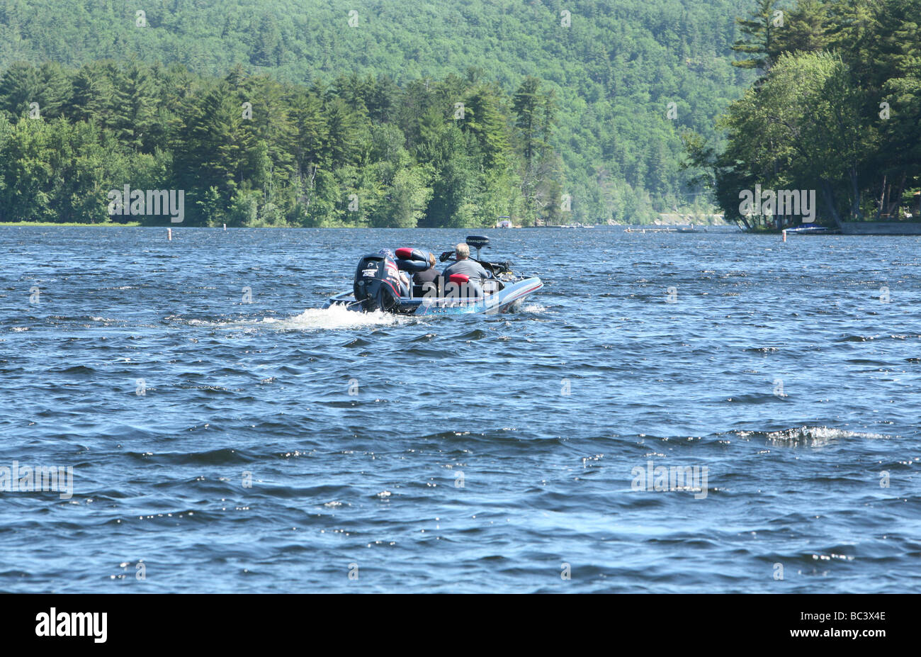 La prise d'un bateau Bass Ranger avec un grand hors-bord Evenrude moter à Schroon Lake New York dans l'état de l'Adirondack Park New York Banque D'Images