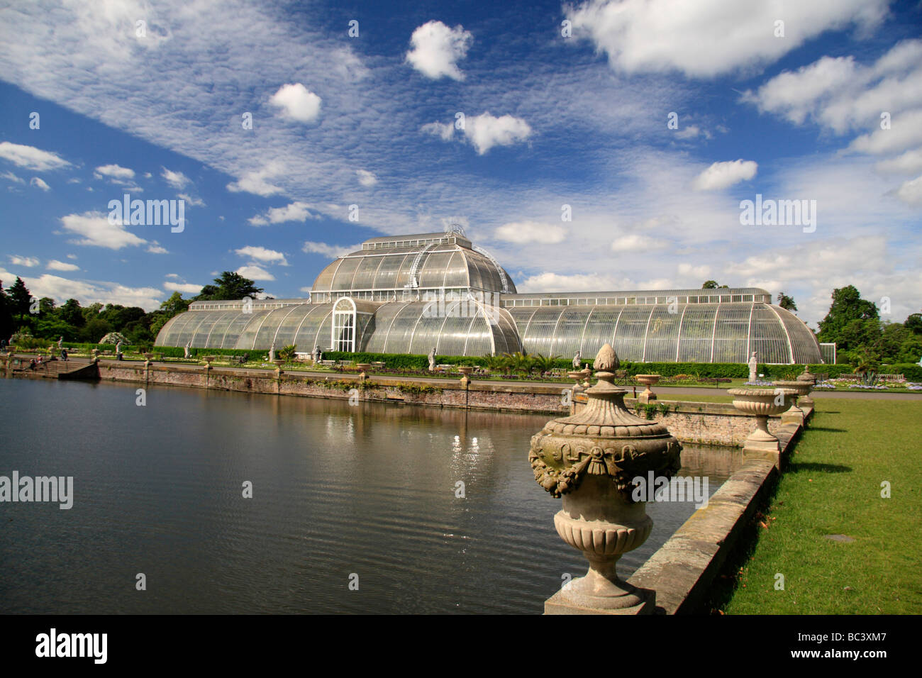 La Palm House, le Palm House et le lac Parterre dans les Royal Botanic Gardens, Kew, Surrey, Angleterre. Banque D'Images