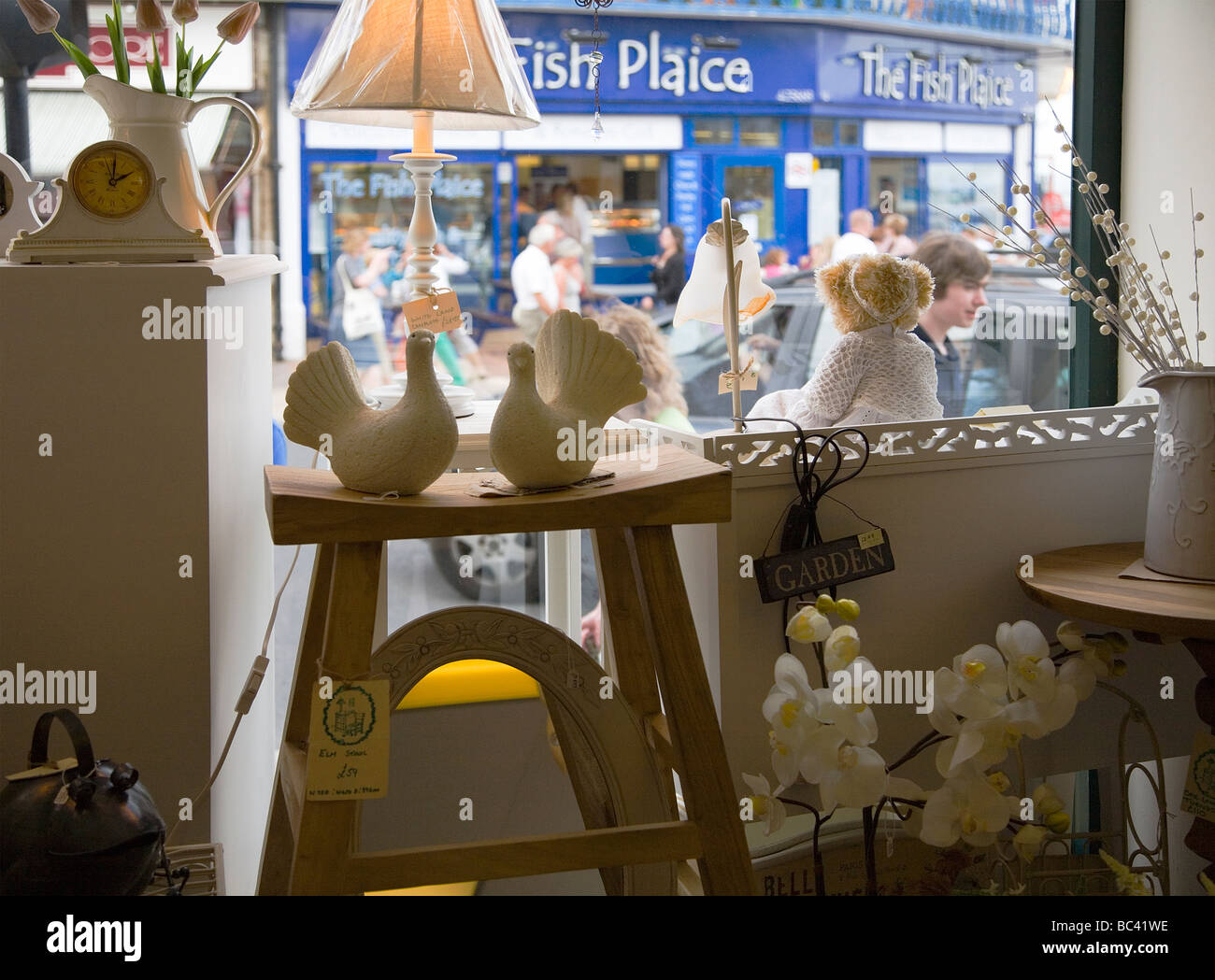 Intérieur de la boutique d'art et d'artisanat dans la ville balnéaire de Swanage, Dorset. UK. Vue de la plie canadienne de poissons restaurant en face de la route. Banque D'Images