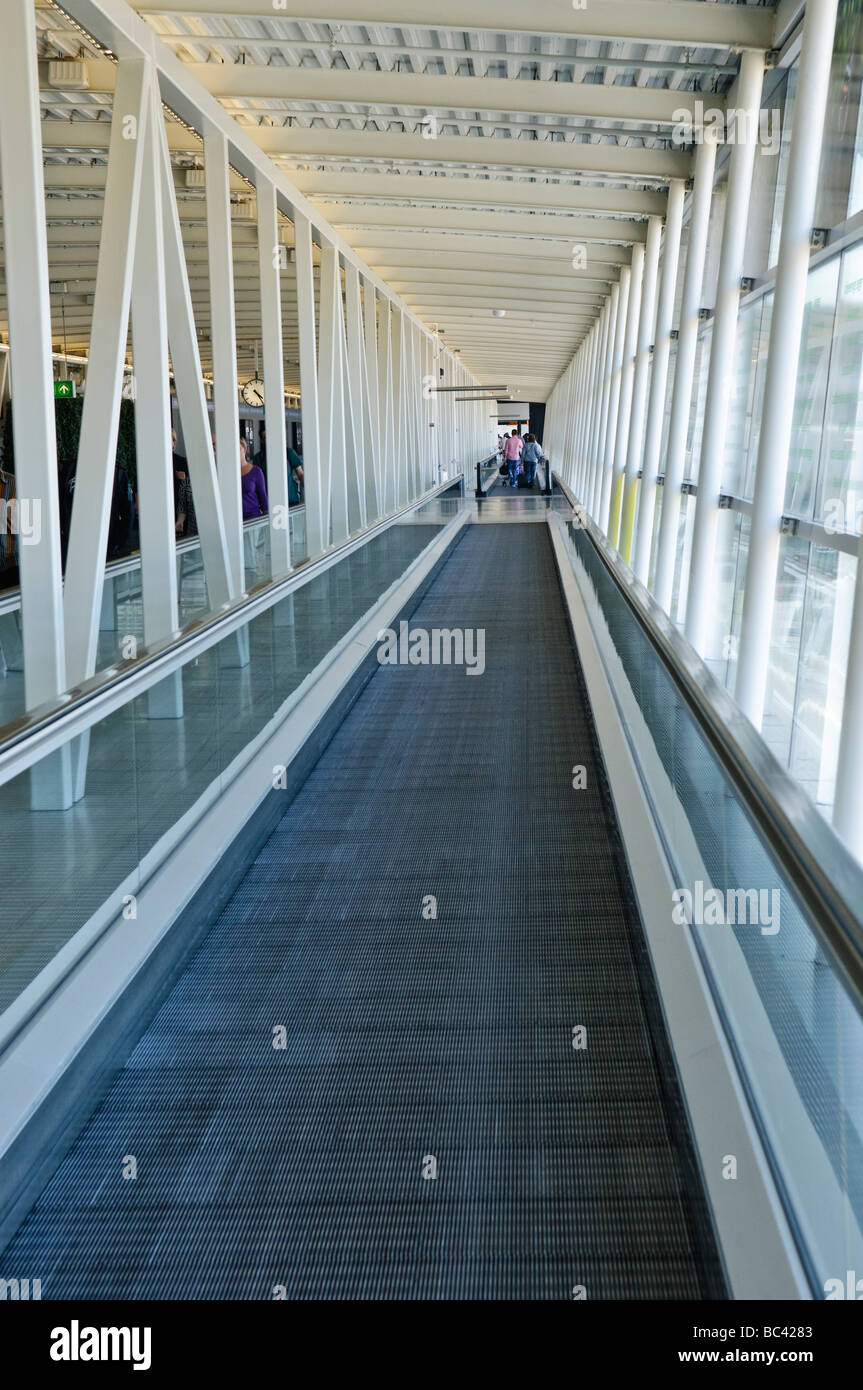 Long tapis roulant tapis roulant dans un aéroport. Banque D'Images