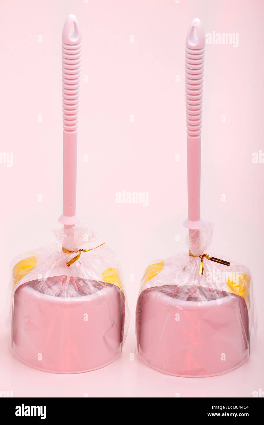 Deux brosses de toilette enveloppé de cellophane rose Photo Stock - Alamy