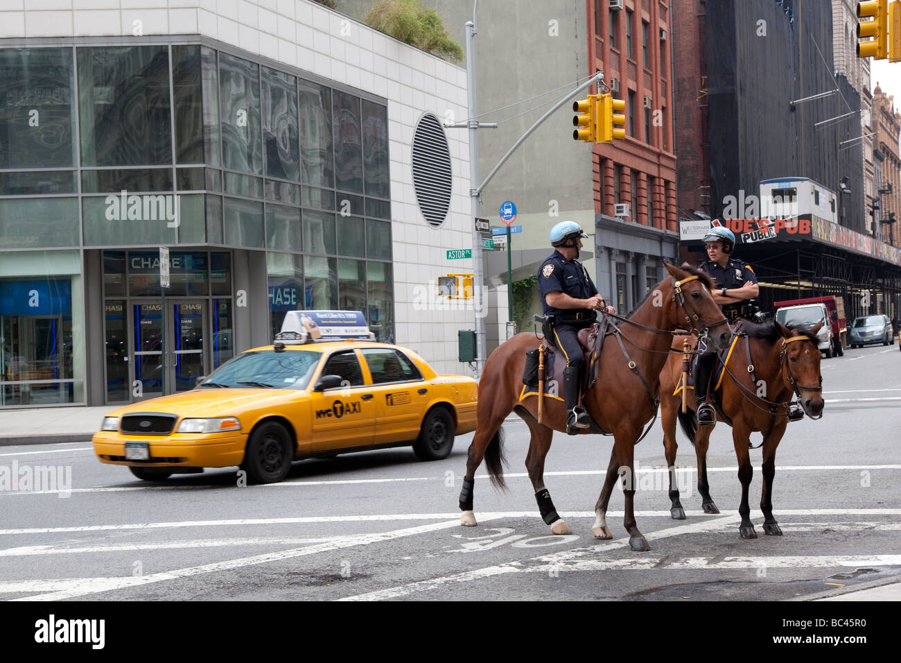 Sur un cheval de la police de New York Banque D'Images