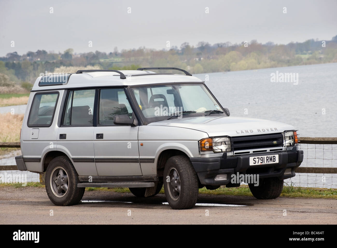 Land Rover Discovery 2 Argent 4x4 voiture garée sur le côté d'un réservoir dans la campagne anglaise Banque D'Images