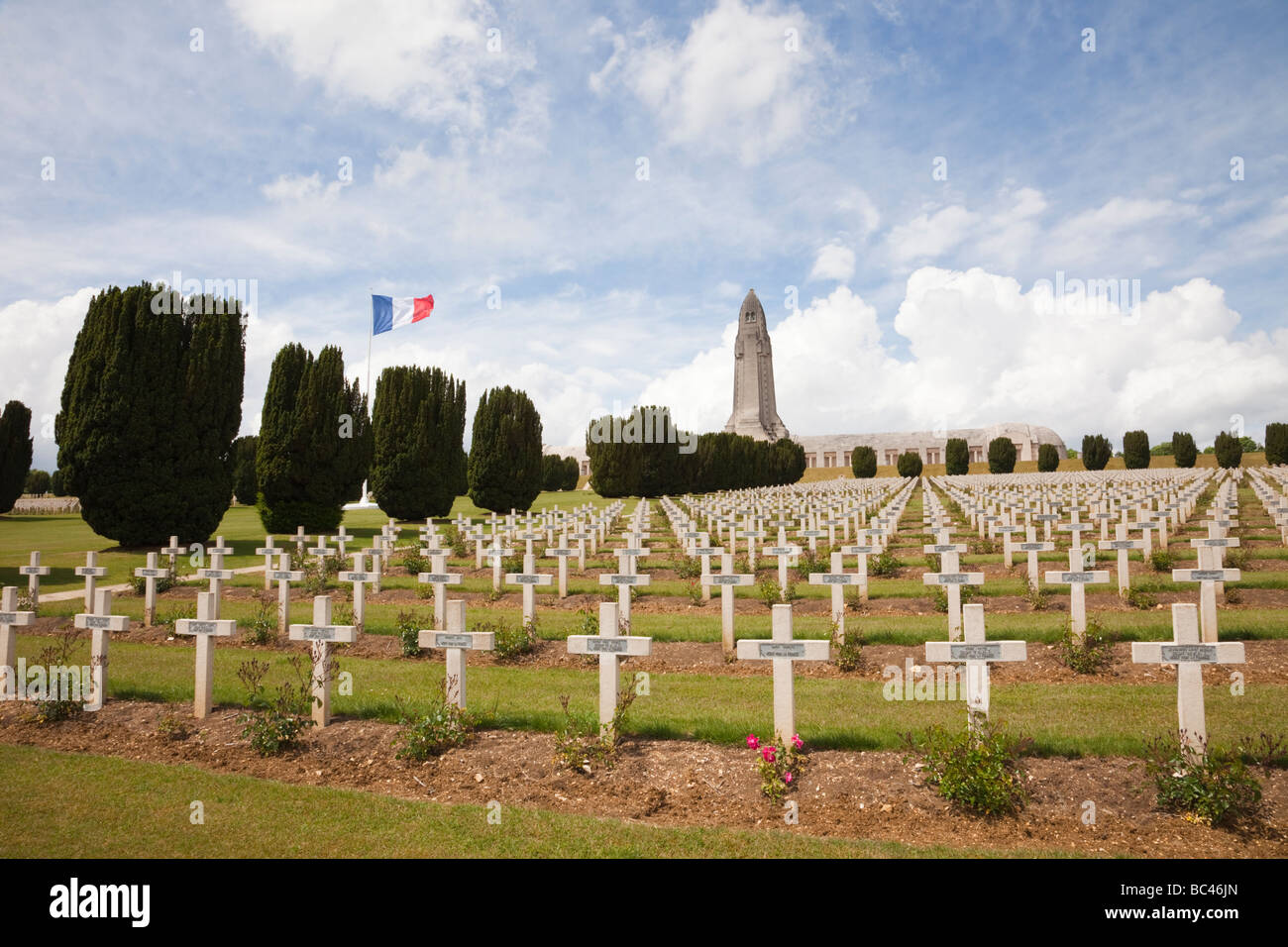 Tombes militaires au cimetière de guerre national français et Ossuary Ossuaire de Douaumont pour la bataille de la première Guerre mondiale. Douaumont Verdun Lorraine France Banque D'Images