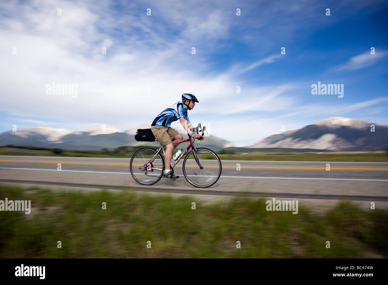 Cyclists riding entre Salida et Buena Vista en Californie au cours de l'assemblée visite en vélo Ride the Rockies Banque D'Images
