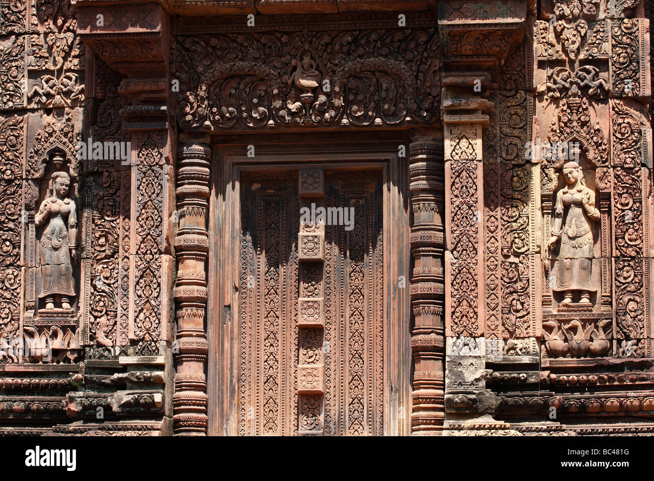 Banteay Srei "citadelle", "des femmes", temple ruins décorées avec des sculptures en grès, Angkor, Cambodge Banque D'Images