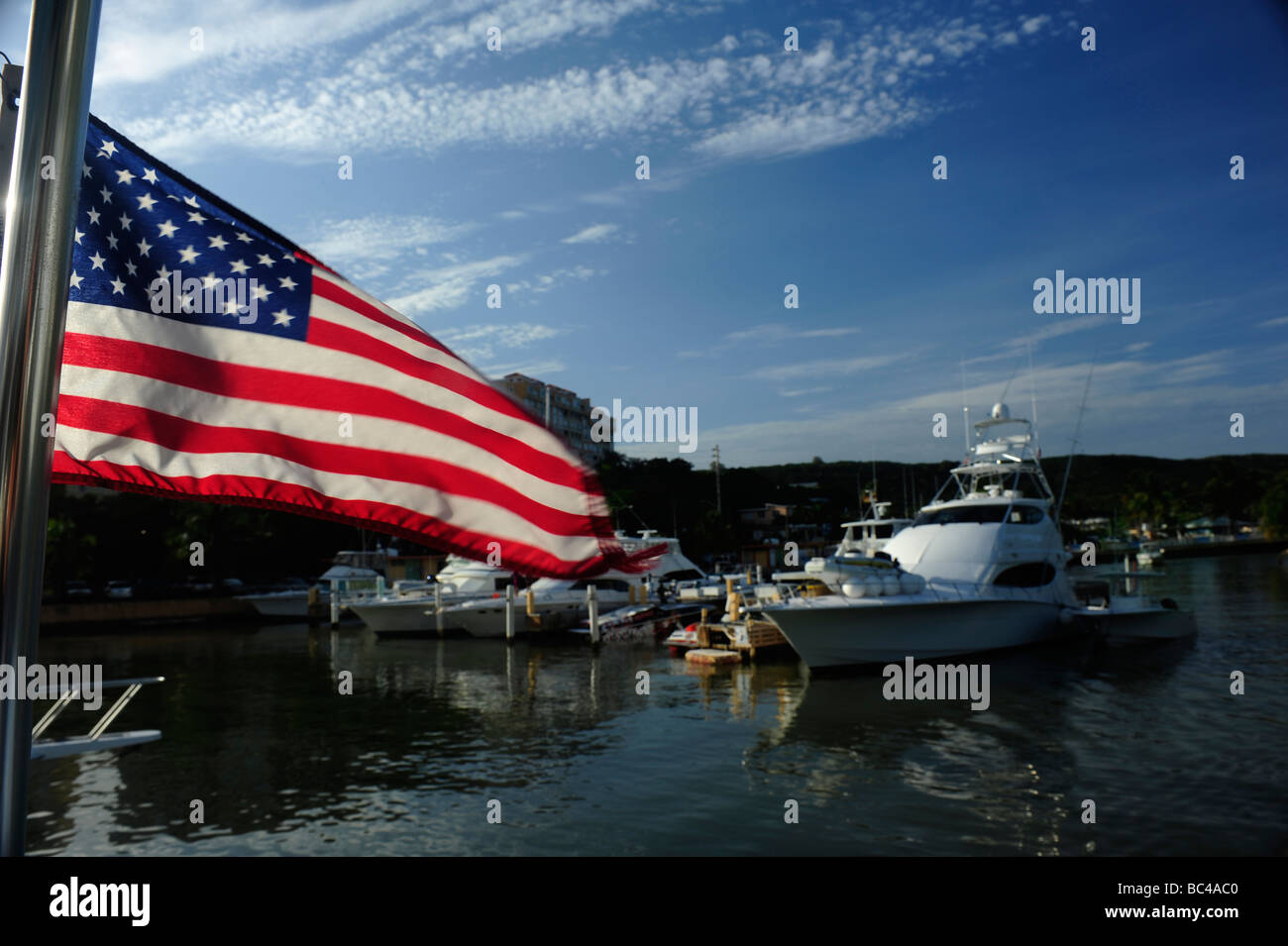 Drapeau américain de haut vol sur un bateau. Banque D'Images