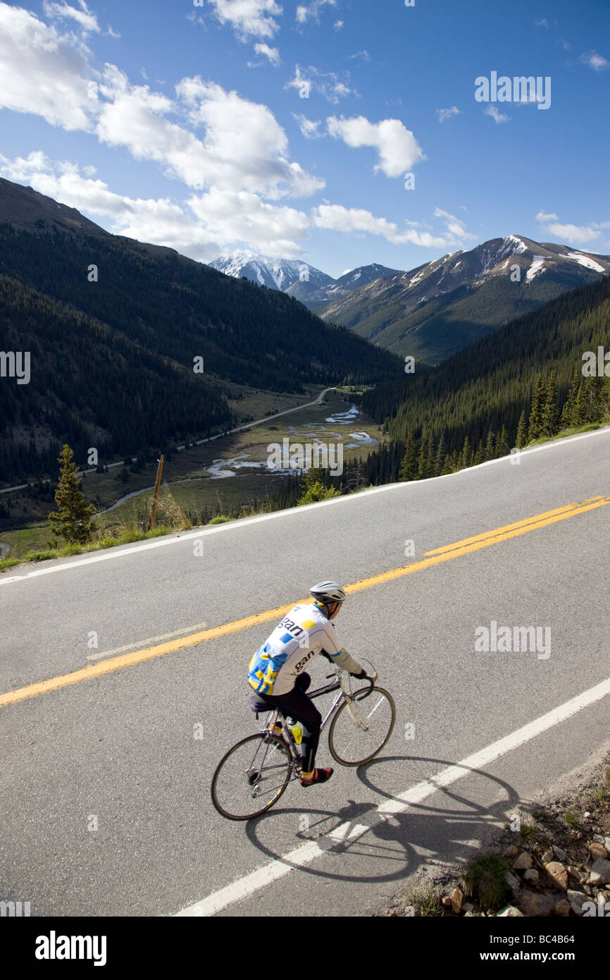 Les cyclistes de monter jusqu'à l'indépendance dans le Colorado, pendant la visite en vélo Ride the Rockies Banque D'Images