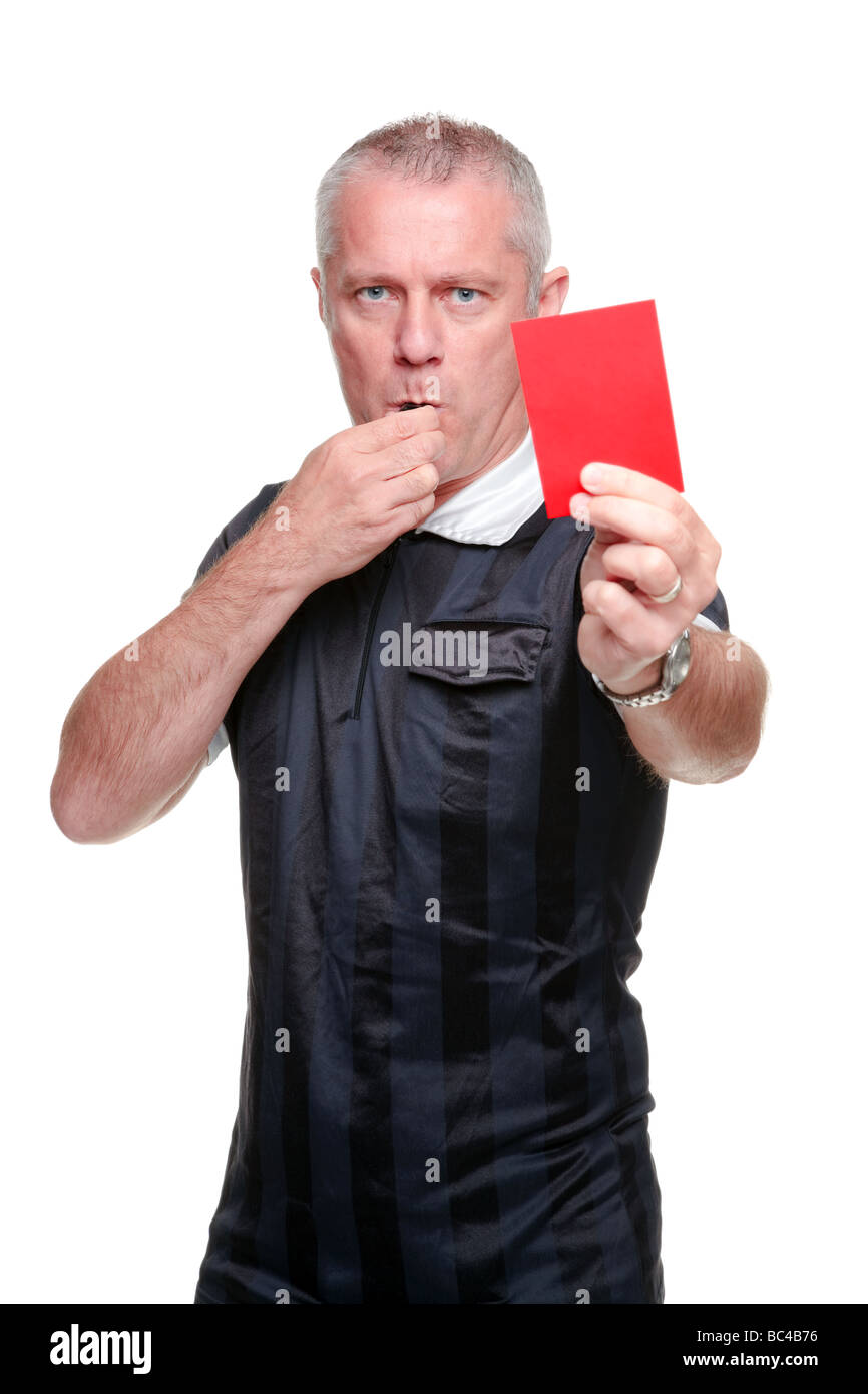 Arbitre de football vous montrant la carte rouge isolé sur fond blanc Banque D'Images
