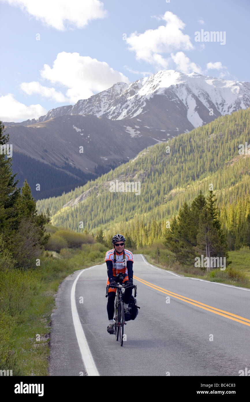 L'indépendance cyclistes passent dans le Colorado au cours de l'assemblée visite en vélo Ride The Rockies Twin Peaks dans l'arrière-plan Banque D'Images