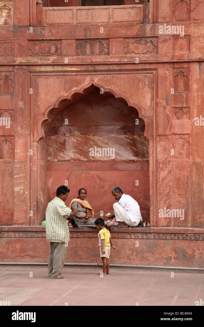 Une famille indienne dans la cour de la mosquée Jama Masjid à New Delhi la plus grande mosquée de l'Inde. Banque D'Images