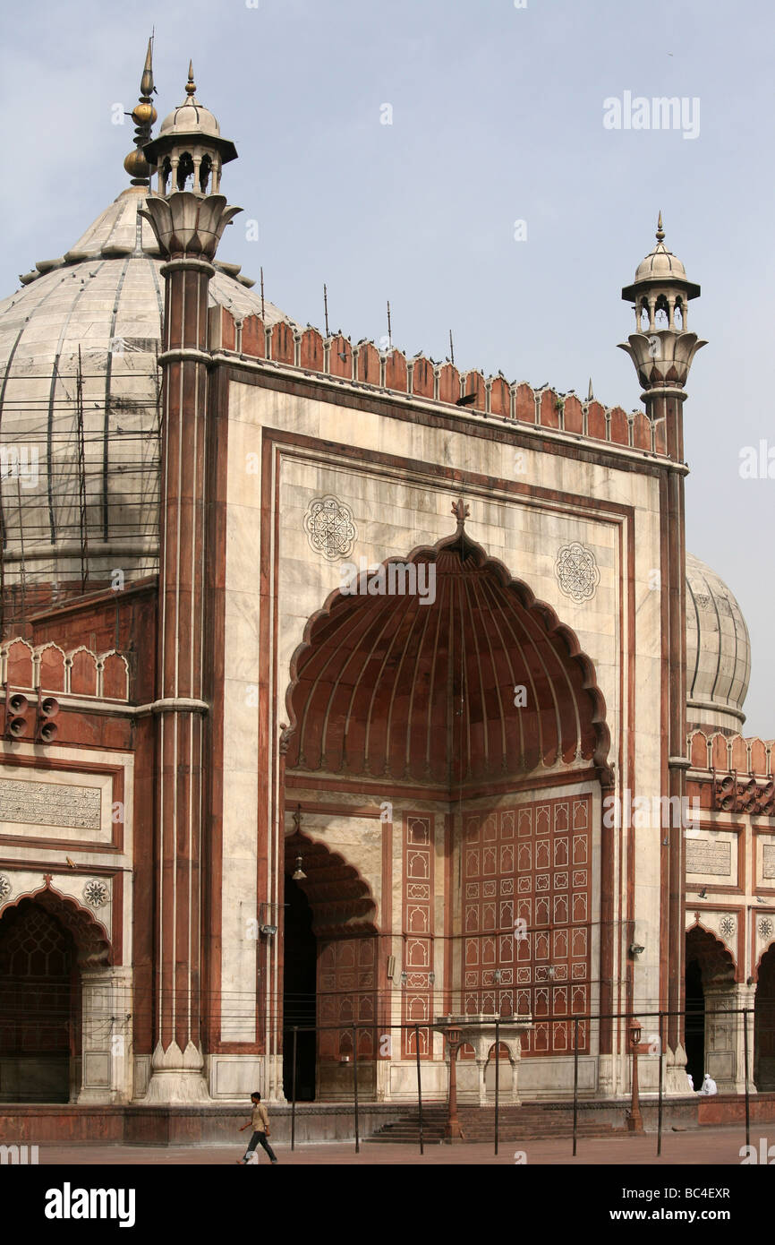 L'entrée principale de l'intérieur de la mosquée Jama Masjid à New Delhi la plus grande mosquée de l'Inde Banque D'Images