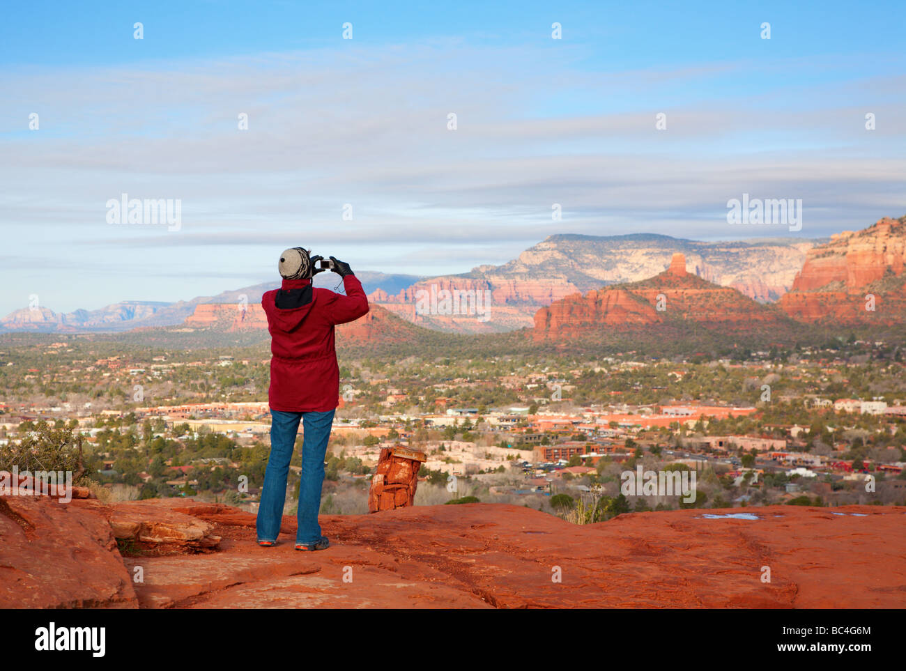 Un touriste prend des photo de scenic Roches Rouges de Sedona Arizona Banque D'Images