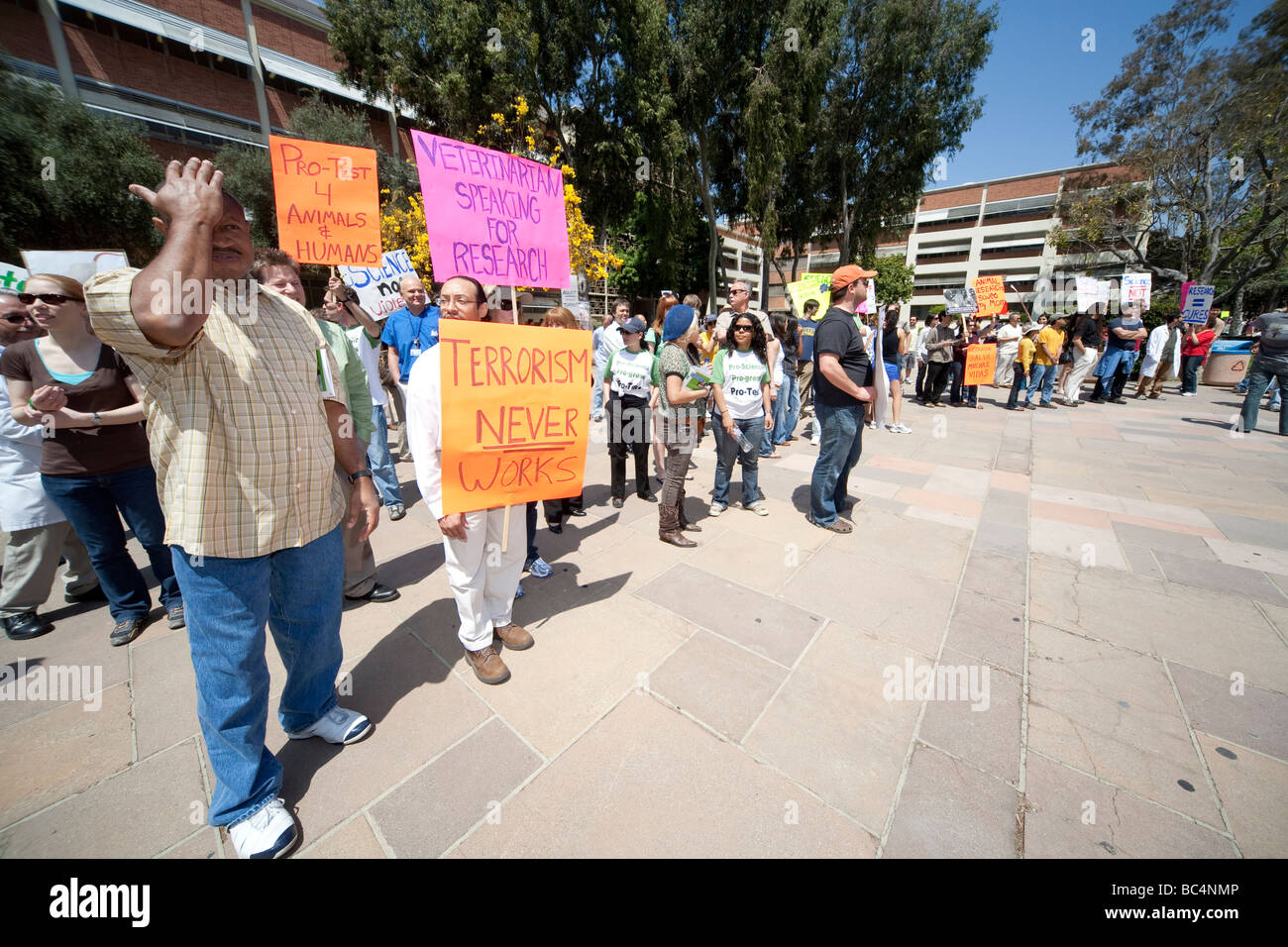 Les participants d'un rallye de recherche pro à l'université UCLA, défendre l'utilisation des animaux en recherche biomédicale sur le jour de la Terre. Banque D'Images
