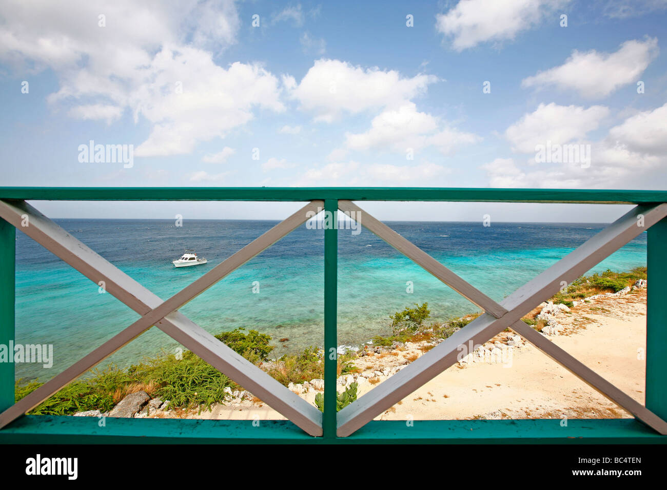 Barrière en bois à un balcon à l'île des Caraïbes Curaçao dans les Antilles néerlandaises Banque D'Images