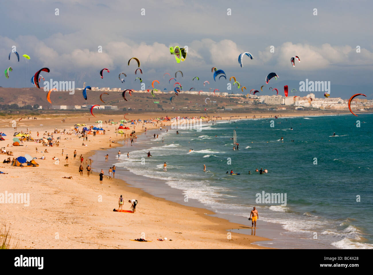 Cerfs-volants sur la plage de Los Lances, Tarifa Banque D'Images