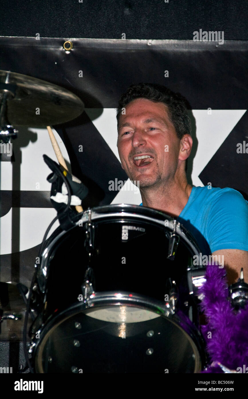 Le batteur de The Blue Stripes groupe jouant live Dexters Pub au cours de l'événement 2009 Blues Bonanza à Dundee, Royaume-Uni Banque D'Images