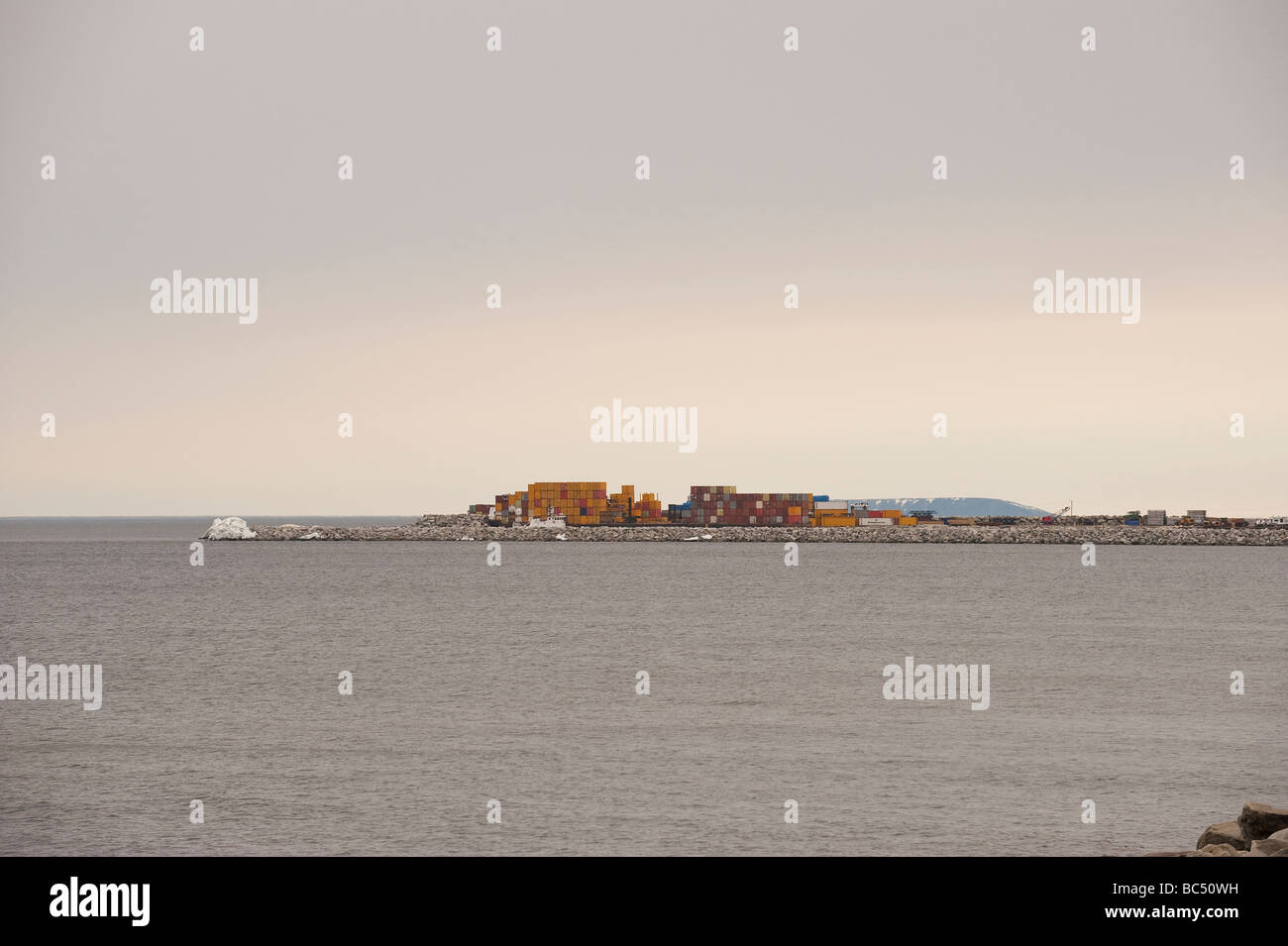 Les contenants d'expédition S'ASSEOIR À LA FIN D'UN ROCK PIER NOME EN ALASKA Banque D'Images