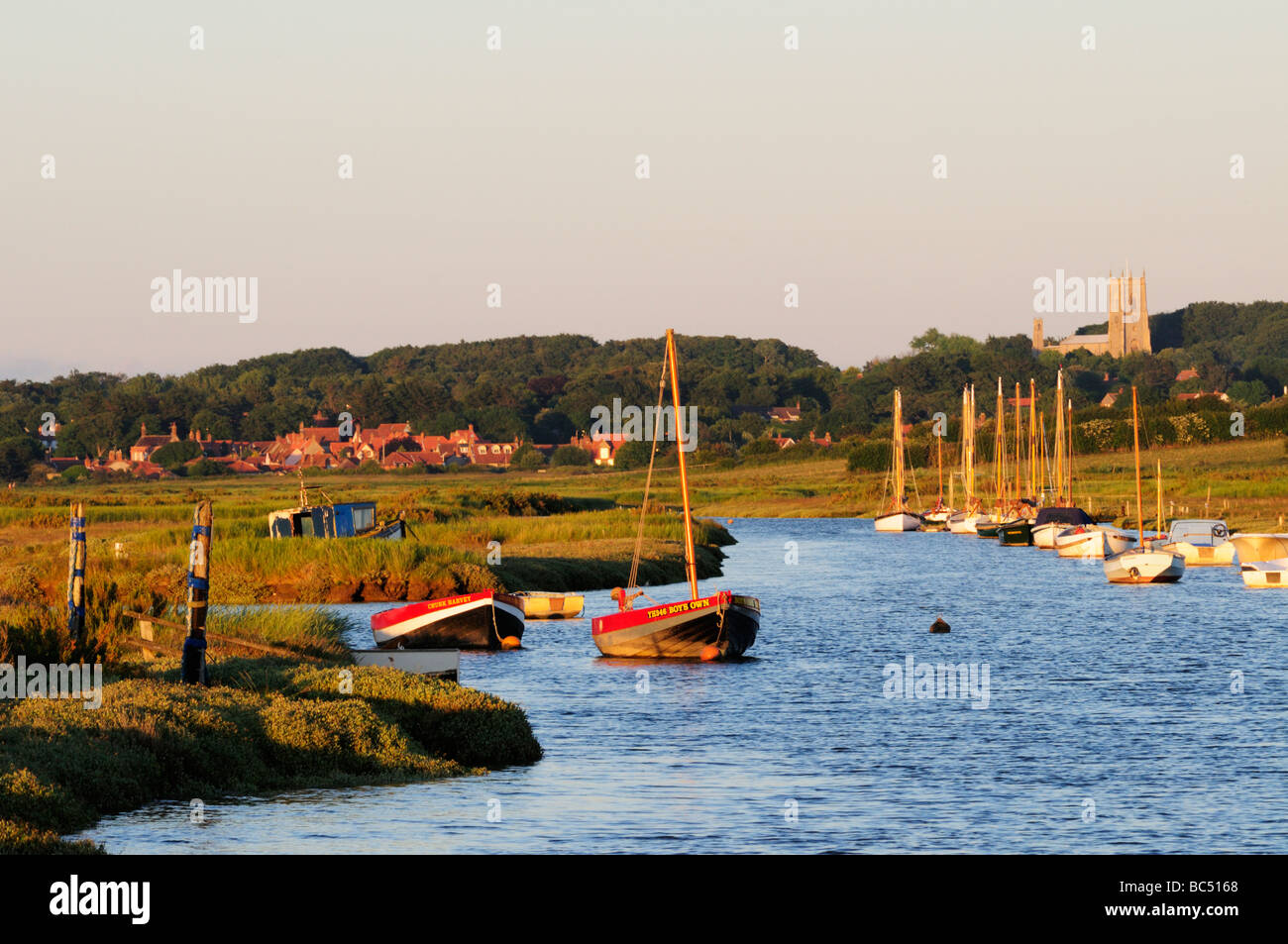Morston Creek, à l'Est, vers l'église de Blakeney, Norfolk England UK Banque D'Images