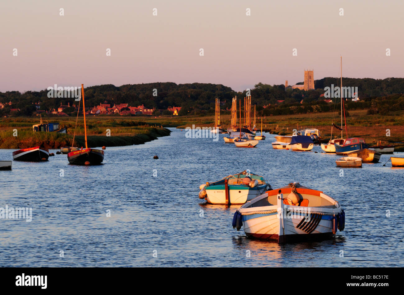 Morston Creek, à l'Est, vers l'église de Blakeney, Norfolk England UK Banque D'Images