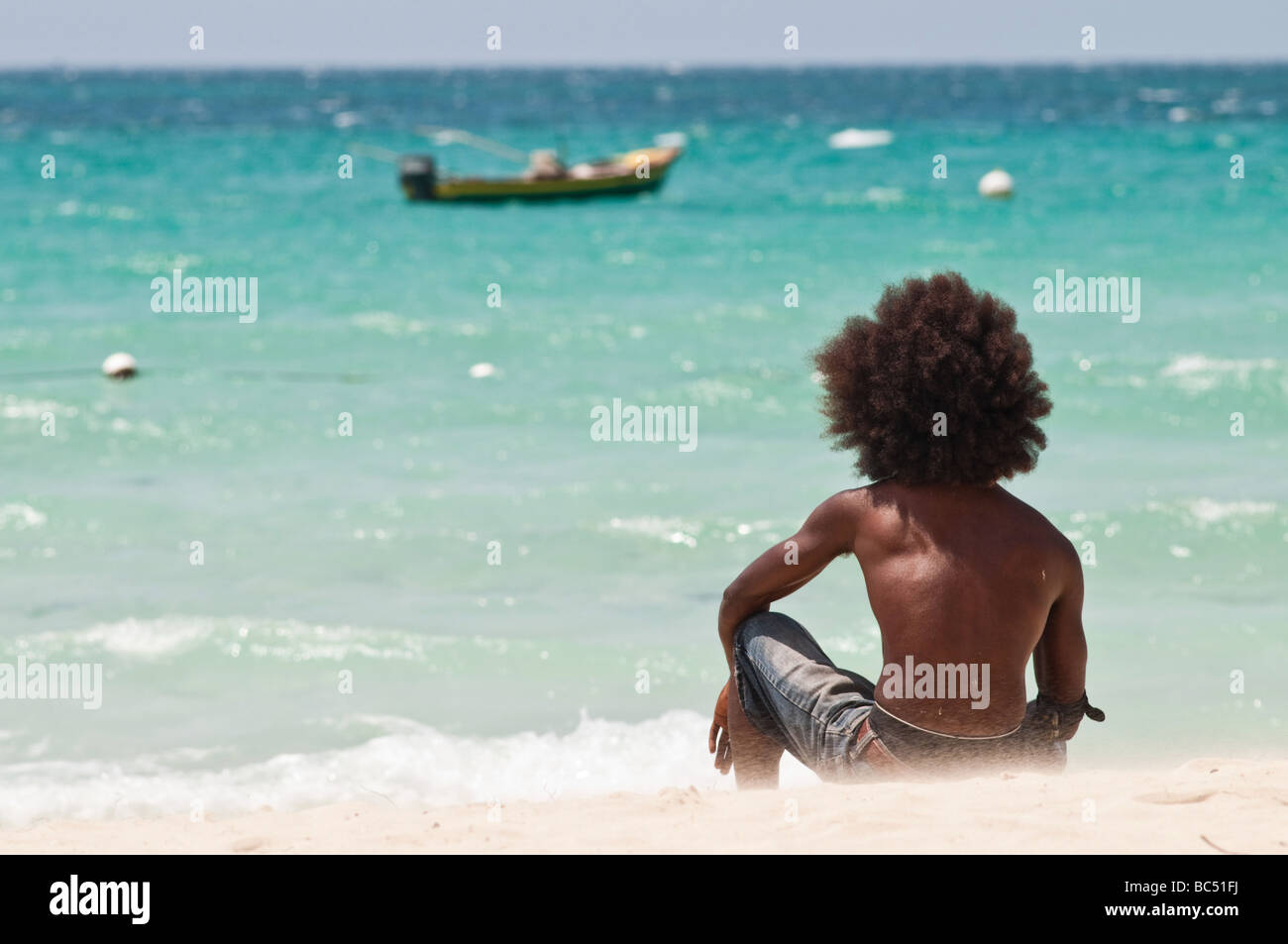 Rasta man coin dans une plage des Caraïbes à Negril, Jamaïque Banque D'Images