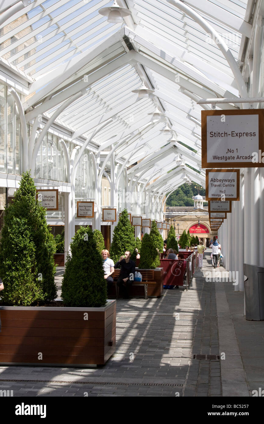 Le Westgate arcade Halifax grand marché centre Ville Région métropolitaine de Calderdale West Yorkshire Angleterre UK GO Banque D'Images