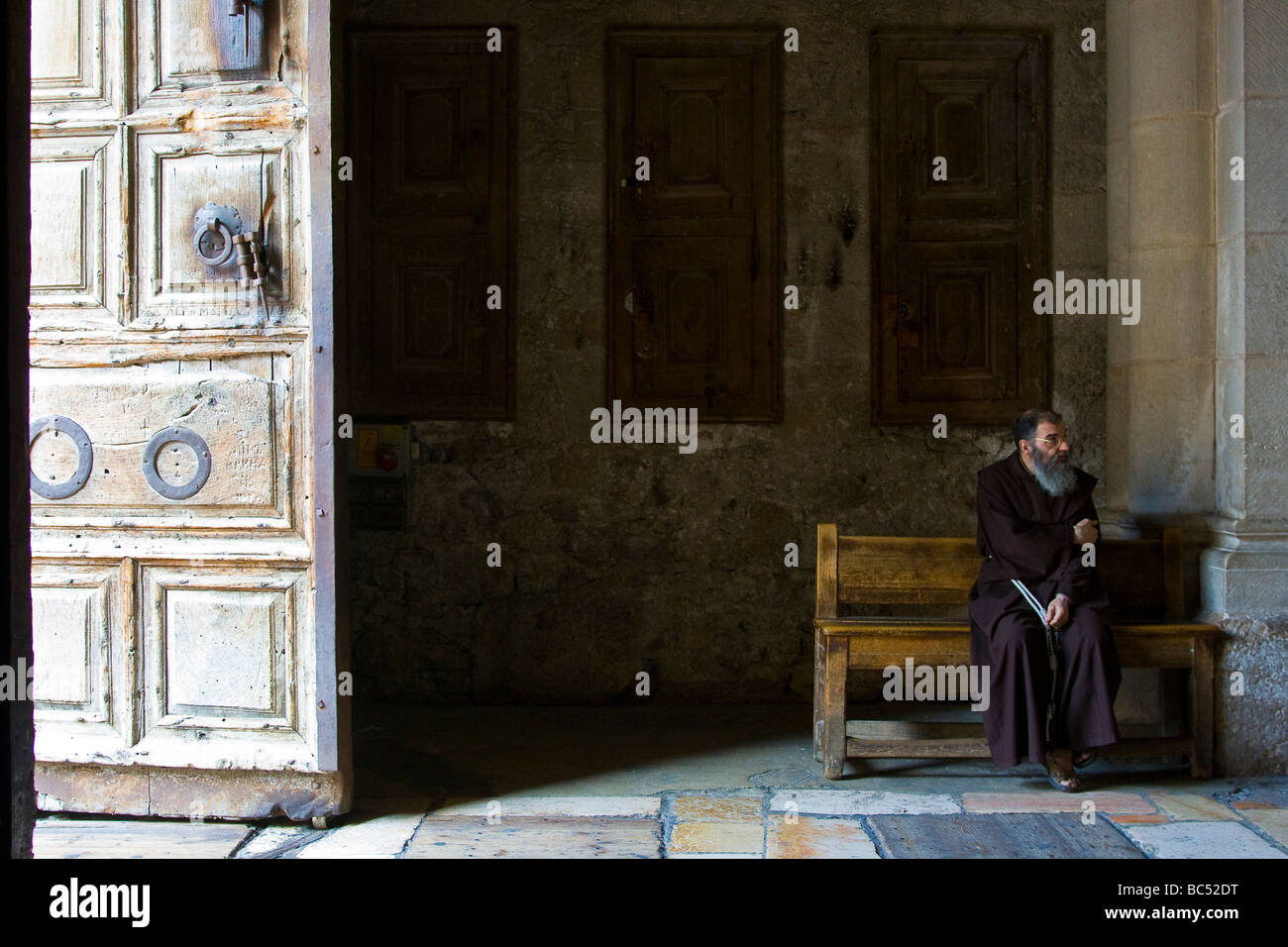 Prêtre Franciscain à l'église du Saint-Sépulcre à Jérusalem Banque D'Images