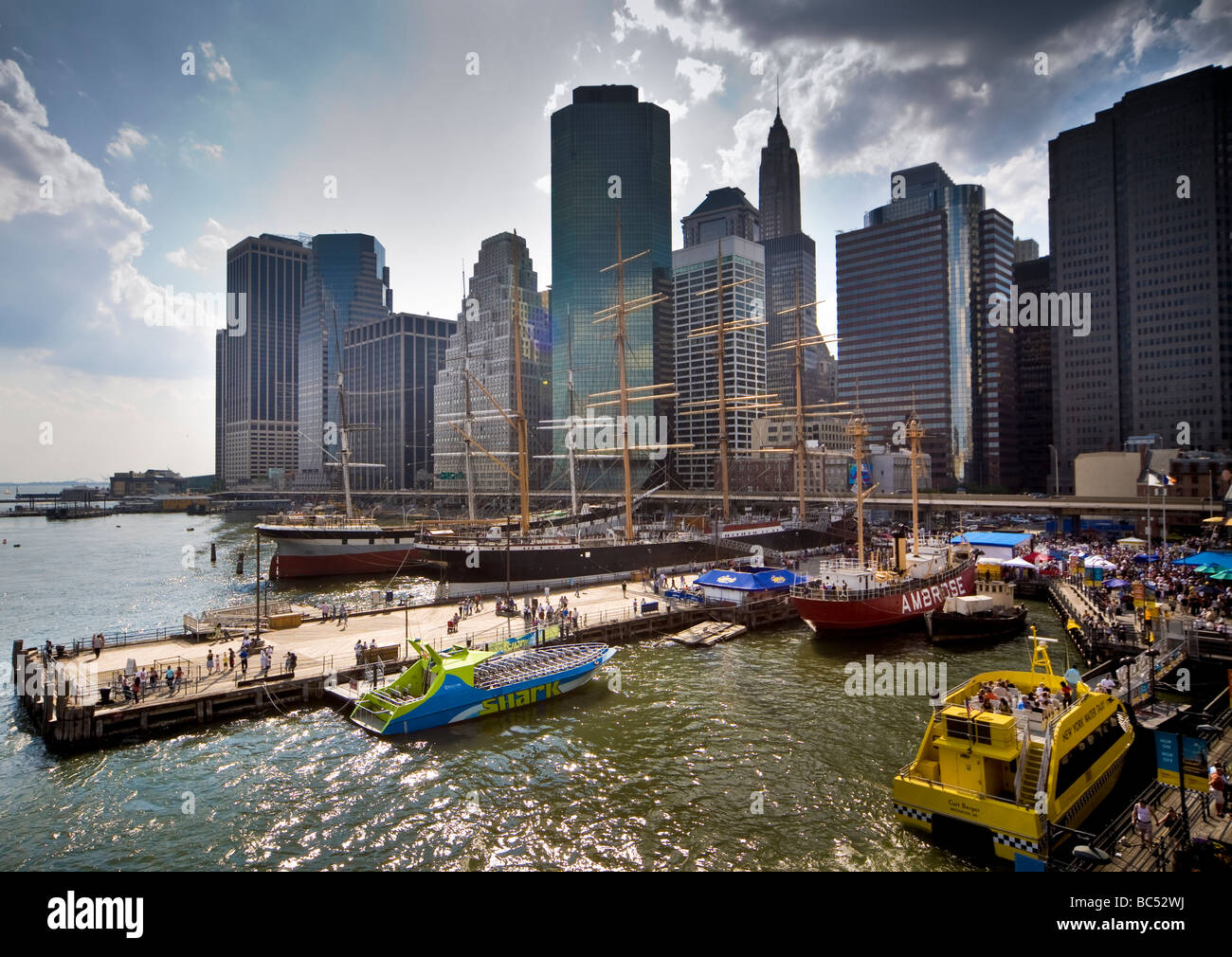 Vue sur le centre-ville de Manhattan de South Street sea port Banque D'Images
