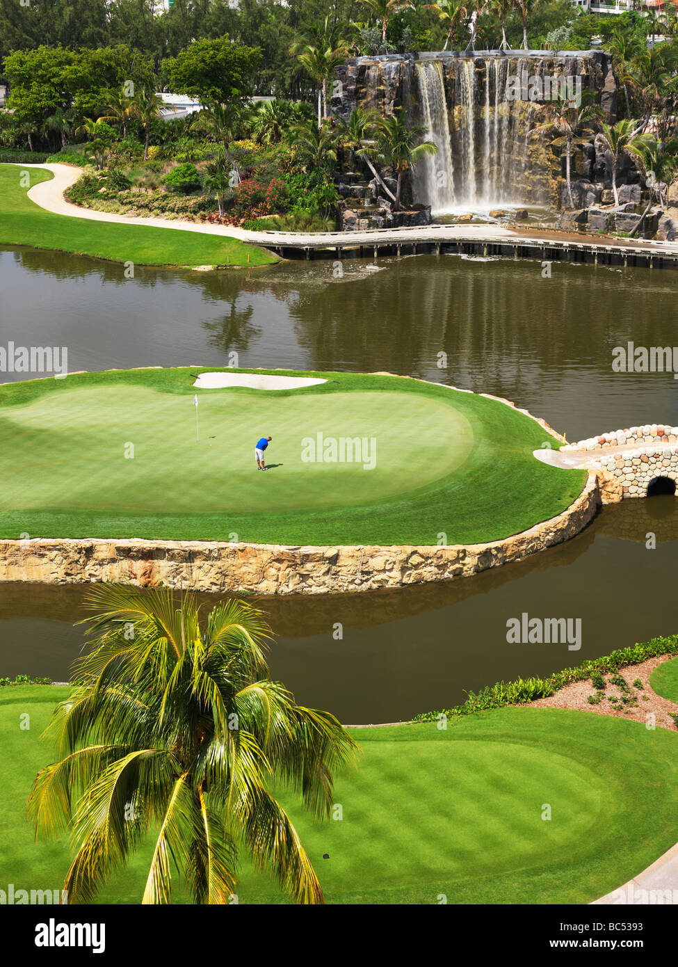 États-Unis, Floride, Aventura, parcours de golf 18th trous au Fairmont Turnberry Isle Resort & Club. Vert de golf entouré d'eau. Banque D'Images