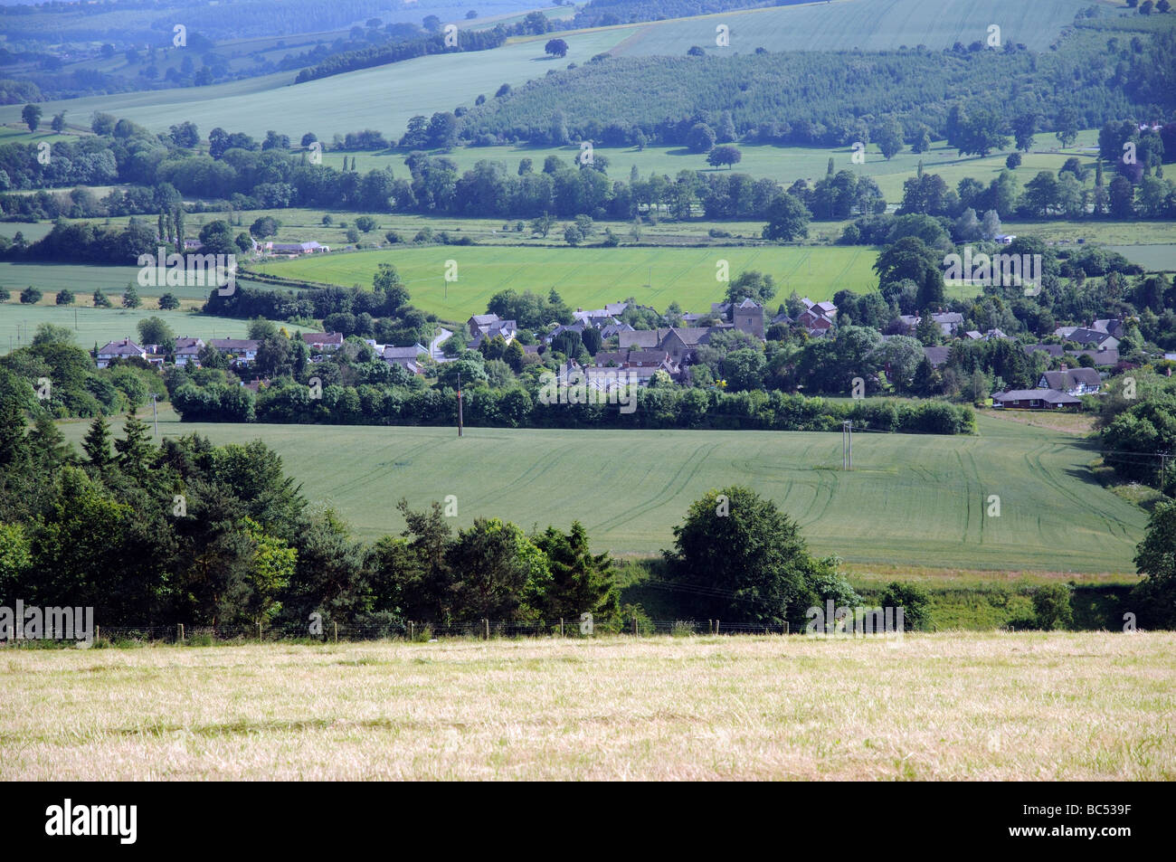 Campagne du Shropshire et du paysage agricole sur le village de Lydbury North England UK Banque D'Images