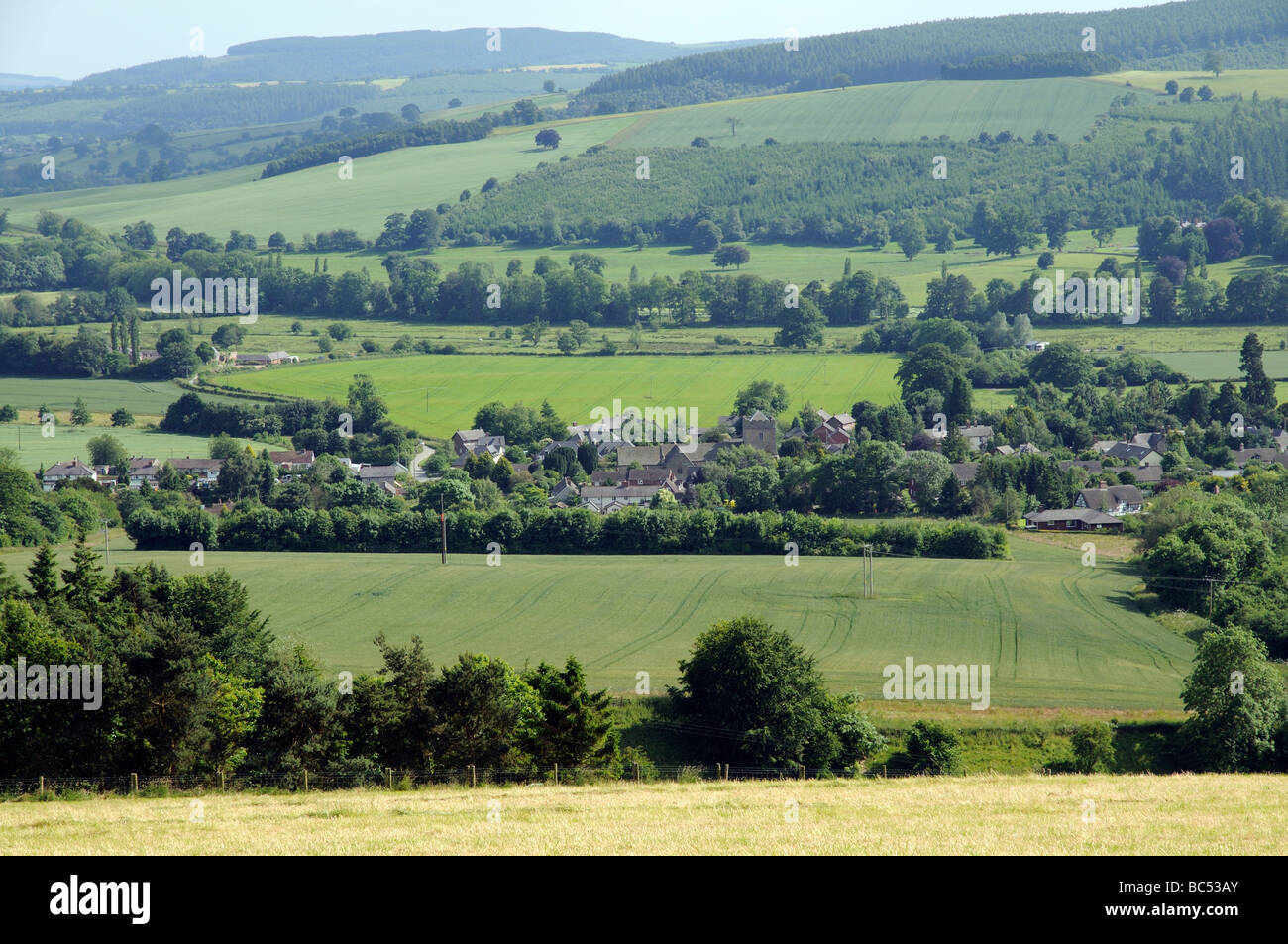 Campagne du Shropshire et du paysage agricole sur le village de Lydbury North England UK Banque D'Images