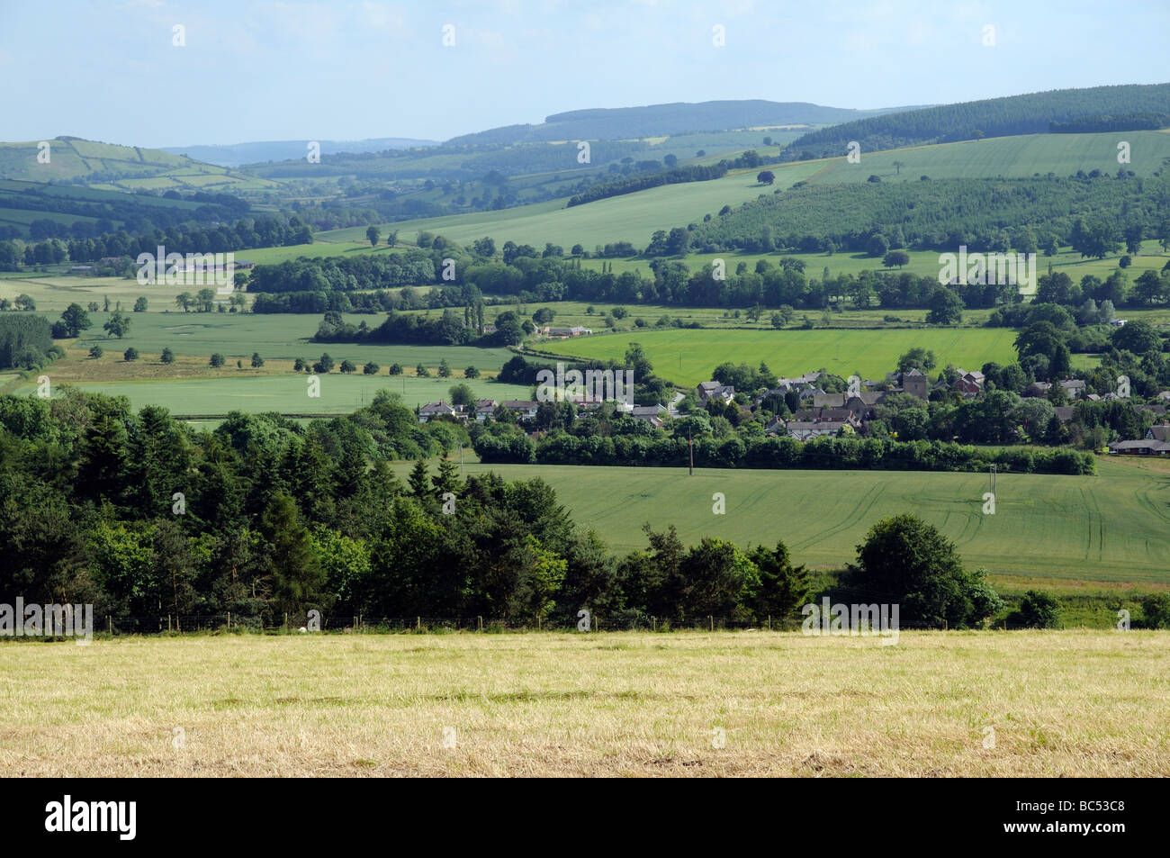Campagne du Shropshire et du paysage agricole sur le village de Lydbury North England UK Banque D'Images