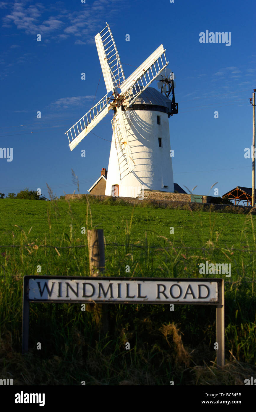 Roadsign pour windmill road et Ballycopeland moulin monument historique et attraction touristique, comté de Down en Irlande du Nord Banque D'Images