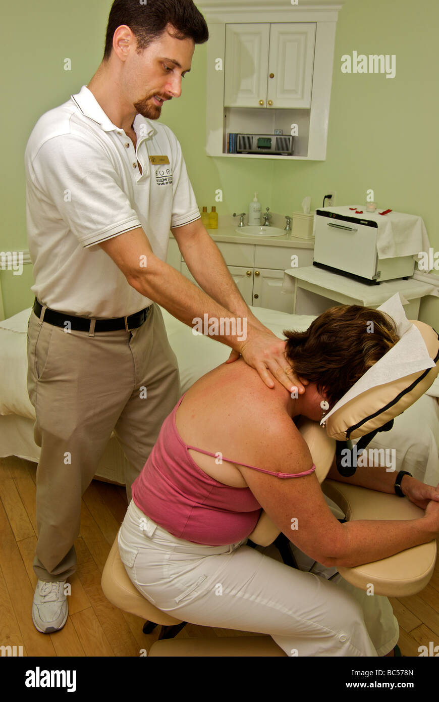 Spa thérapeute massage mâle femelle donnant une client le traitement en profondeur des tissus du cou de l'épaule Banque D'Images