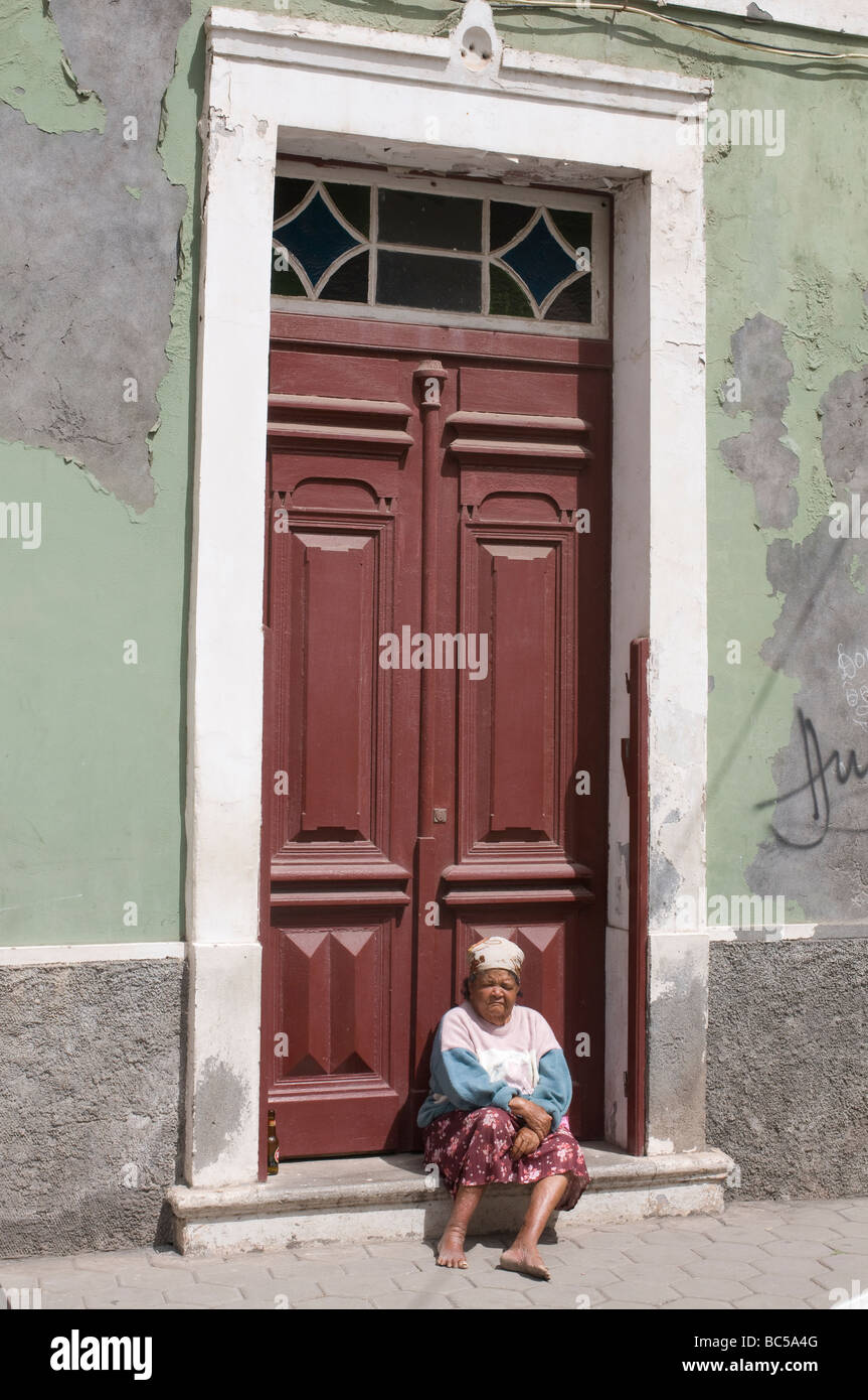 Femme assise dans les escaliers de la porte d'entrée San Antao Cabo Verde Sud Banque D'Images