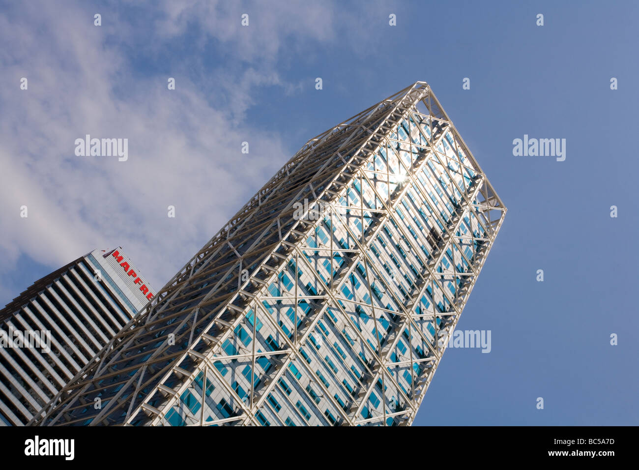 Les gratte-ciel jumeaux Hôtel Arts et Torre Mapfre dans le quartier de Port Olímpic à Barcelone, Catalogne, Espagne. Banque D'Images