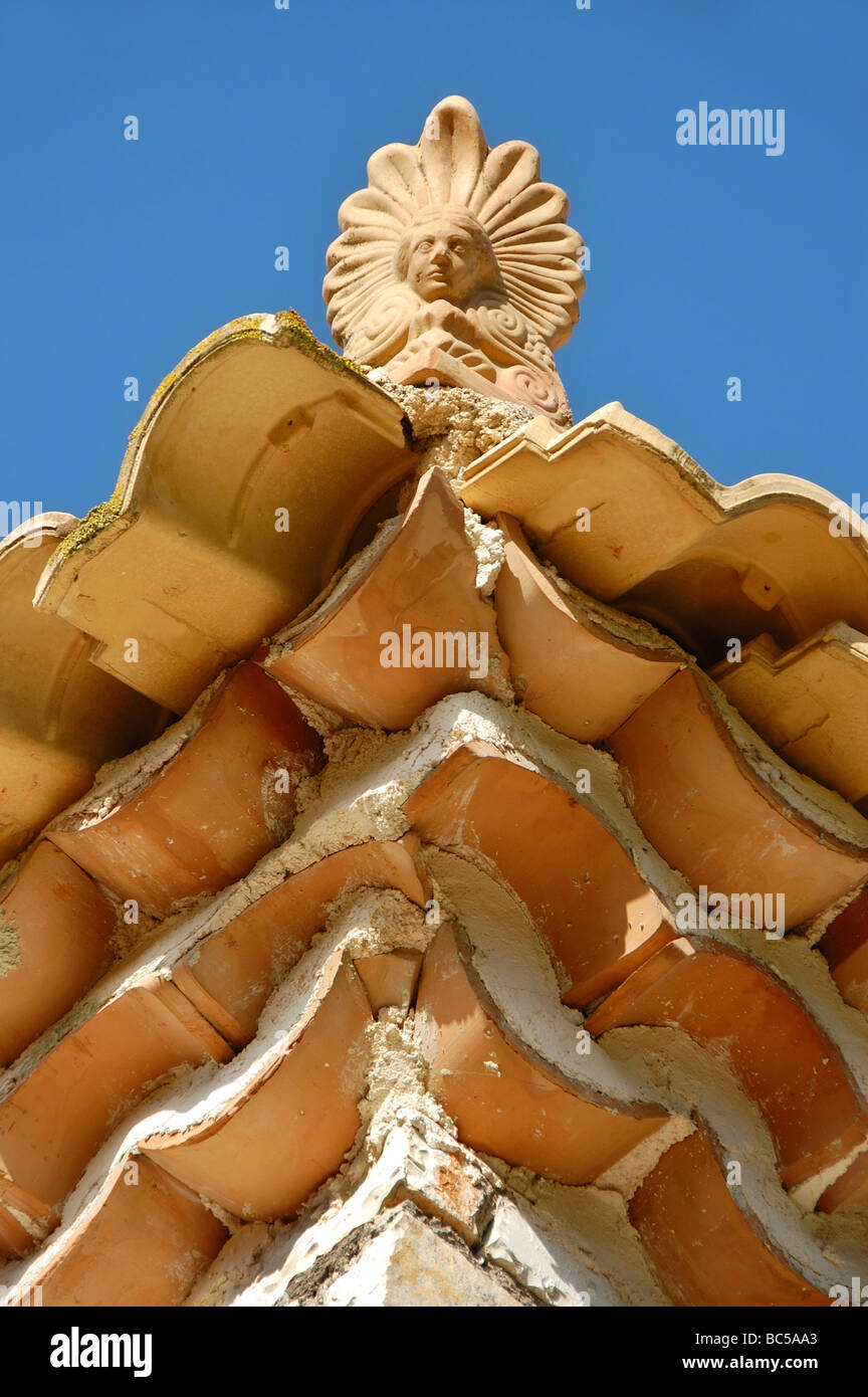 Antefix ornement décoratif en céramique sur le toit d'une maison en Grèce. Détails architecturaux. Banque D'Images