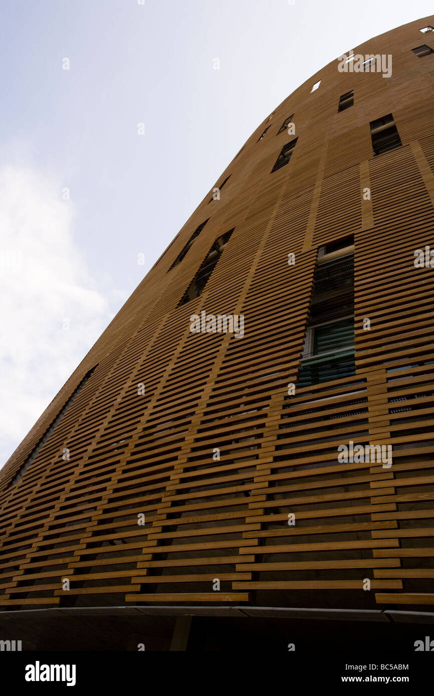Vue extérieure abstraite du Parc de recherches biomédicales de Barcelone (PRBB) avec sa façade en bois courbée, conçue par Manel Brullet et Albert de Pineda. Banque D'Images