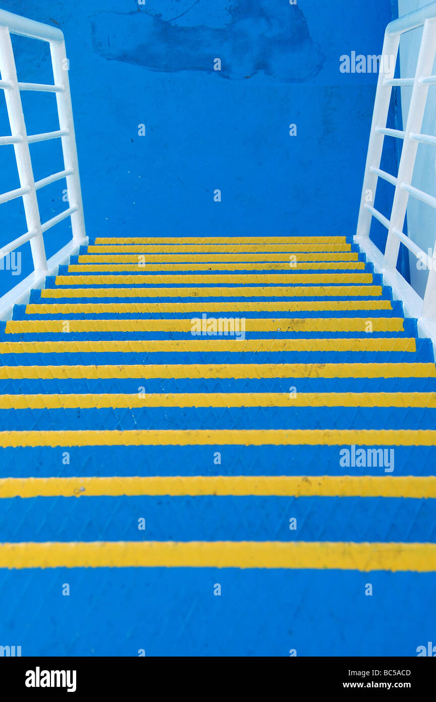 Escalier métallique sur un ferry. Résumé Contexte géométrique. Banque D'Images