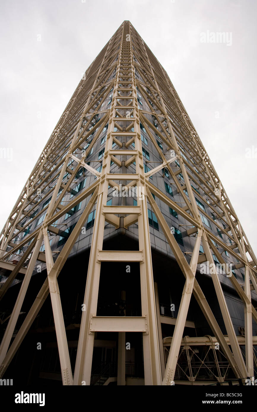 Gratte-ciel Hotel Arts dans le quartier de Port Olímpic à Barcelone, une tour moderne emblématique en acier et en verre. Banque D'Images