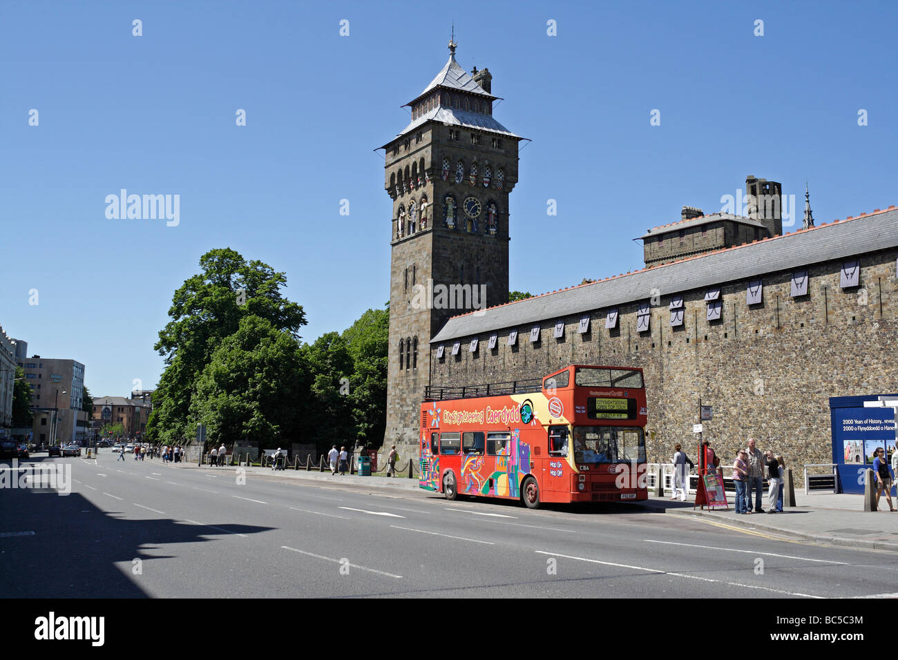 Bus touristique à toit ouvert devant le château de Cardiff, dans la capitale galloise, au centre-ville du pays de Galles Banque D'Images Bus touristique à toit ouvert devant le château de Cardiff, dans la capitale galloise, au centre-ville du pays de Galles Banque D'Images