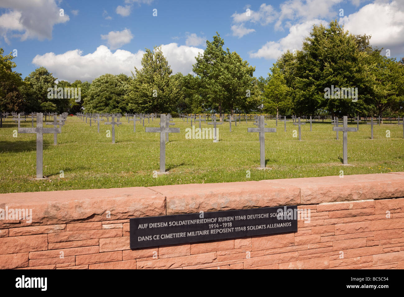 Sivry-sur-Meuse France rangées de croix métalliques dans le cimetière militaire allemand de la Première Guerre mondiale bataille de Verdun Banque D'Images