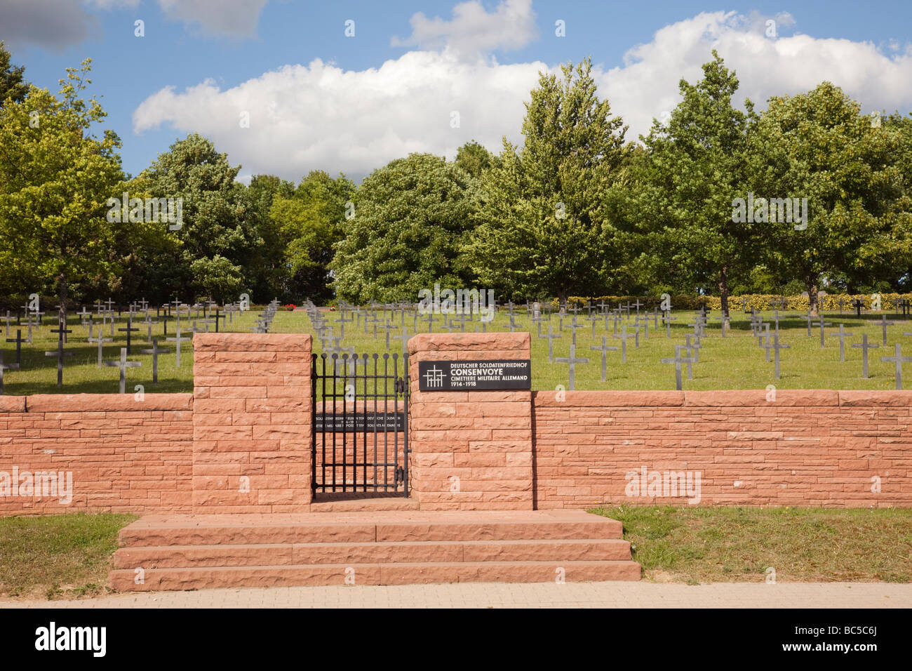 Sivry-sur-Meuse France porte d'entrée de rangées de croix métalliques dans le cimetière militaire allemand de la Première Guerre mondiale bataille de Verdun Banque D'Images