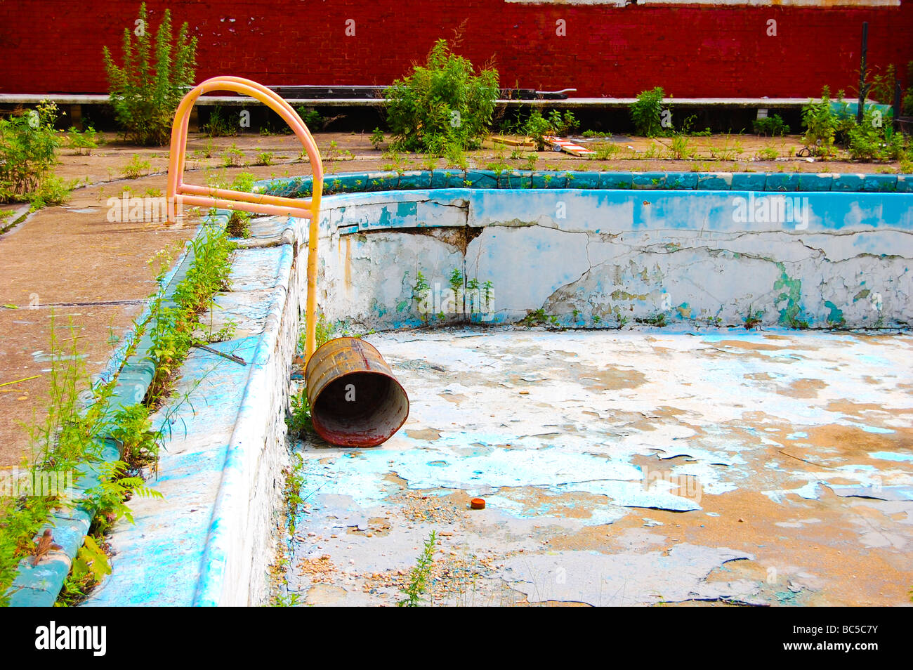 Decrepite Piscine vide abandonnée Banque de photographies et d’images à haute ...
