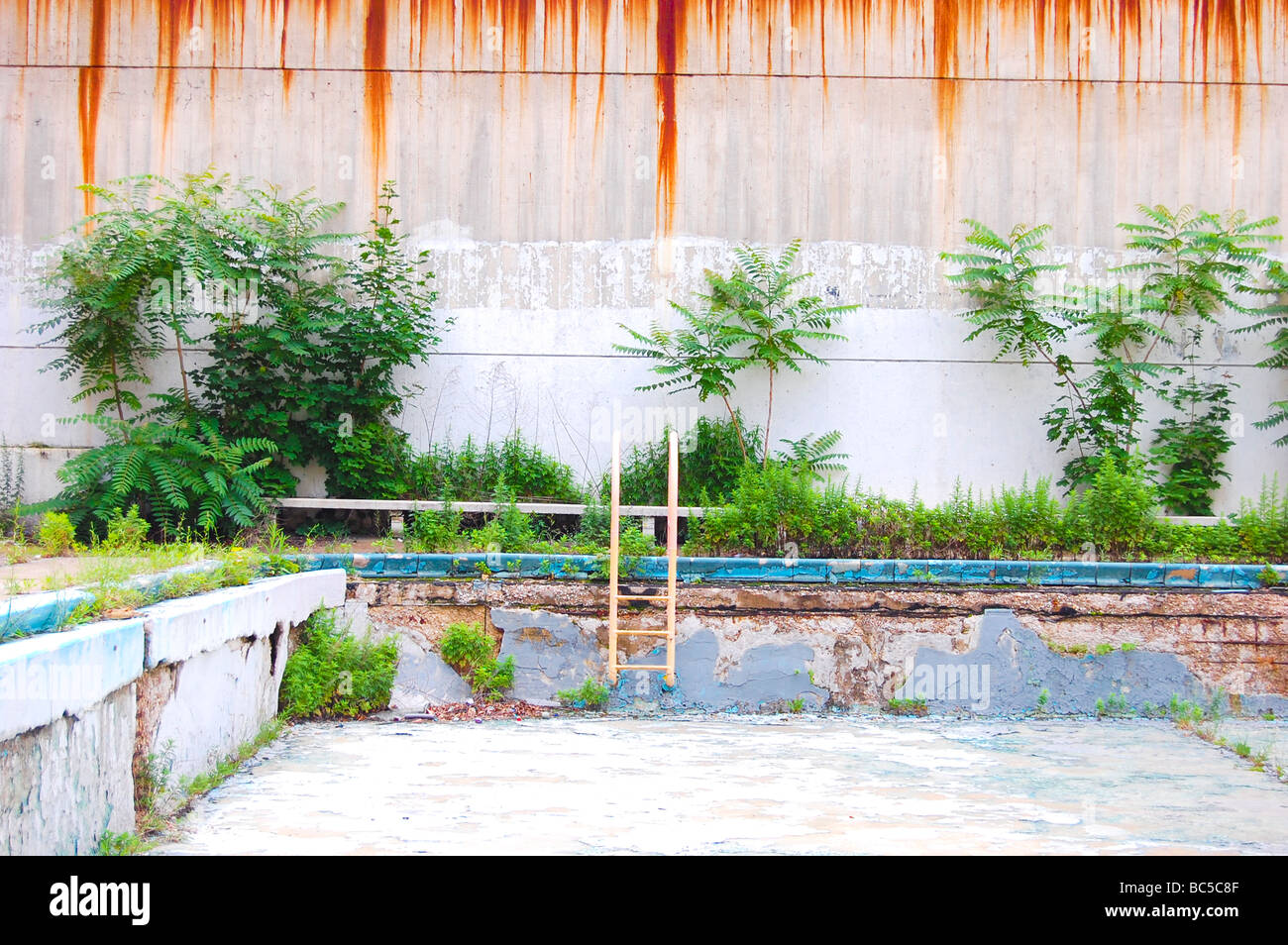 Decrepite Impression photo d'une abandonnée et décrépite, piscine vide (pour un ...