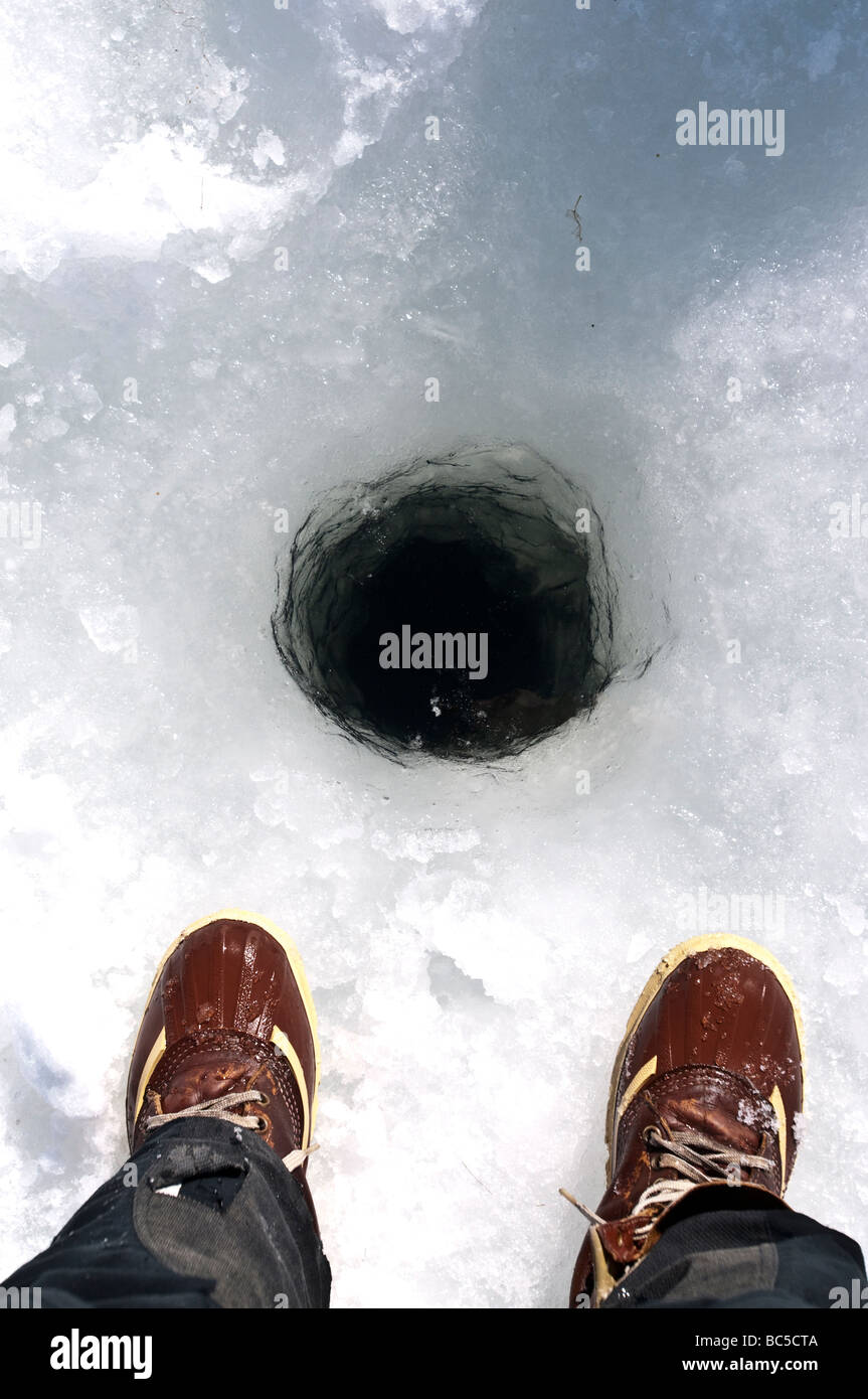 Deux platines et un trou de pêche sur glace. Banque D'Images