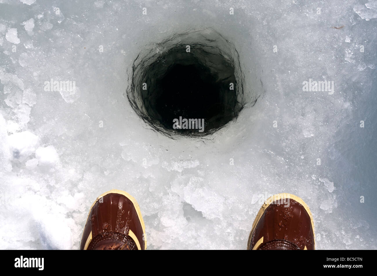Deux platines et un trou de pêche sur glace. Banque D'Images